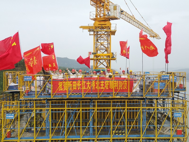 3、建設(shè)者慶祝大橋封頂.jpg