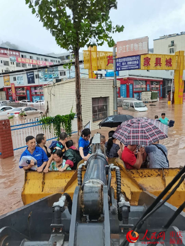 人民網(wǎng)報(bào)道：“我們是附近修路的央企，莫慌！”