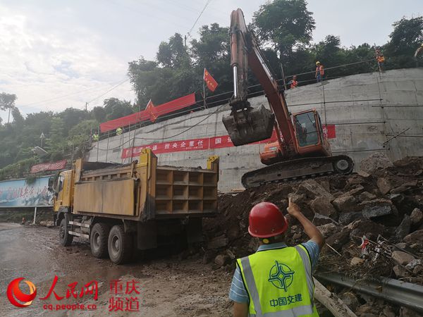 人民網(wǎng)報(bào)道；“路搶通啦，我們果農(nóng)高興慘了！”